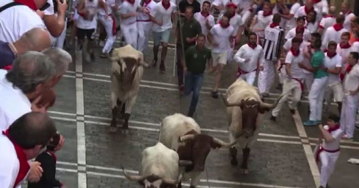 La prima corsa dei tori a Pamplona, fra adrenalina e proteste