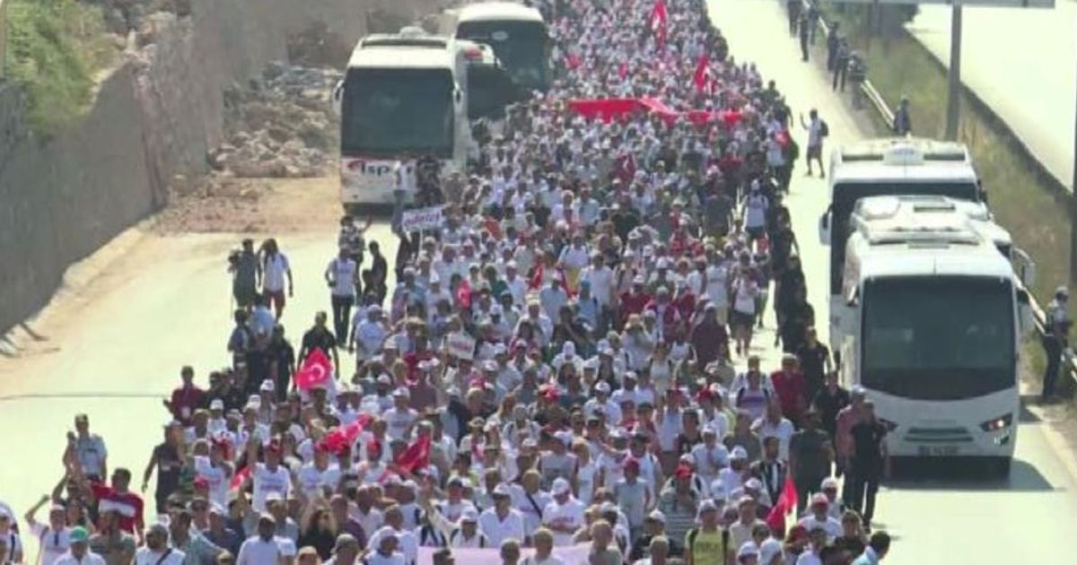 La marcia anti Erdogan lunga 450 km arriva ad Istanbul