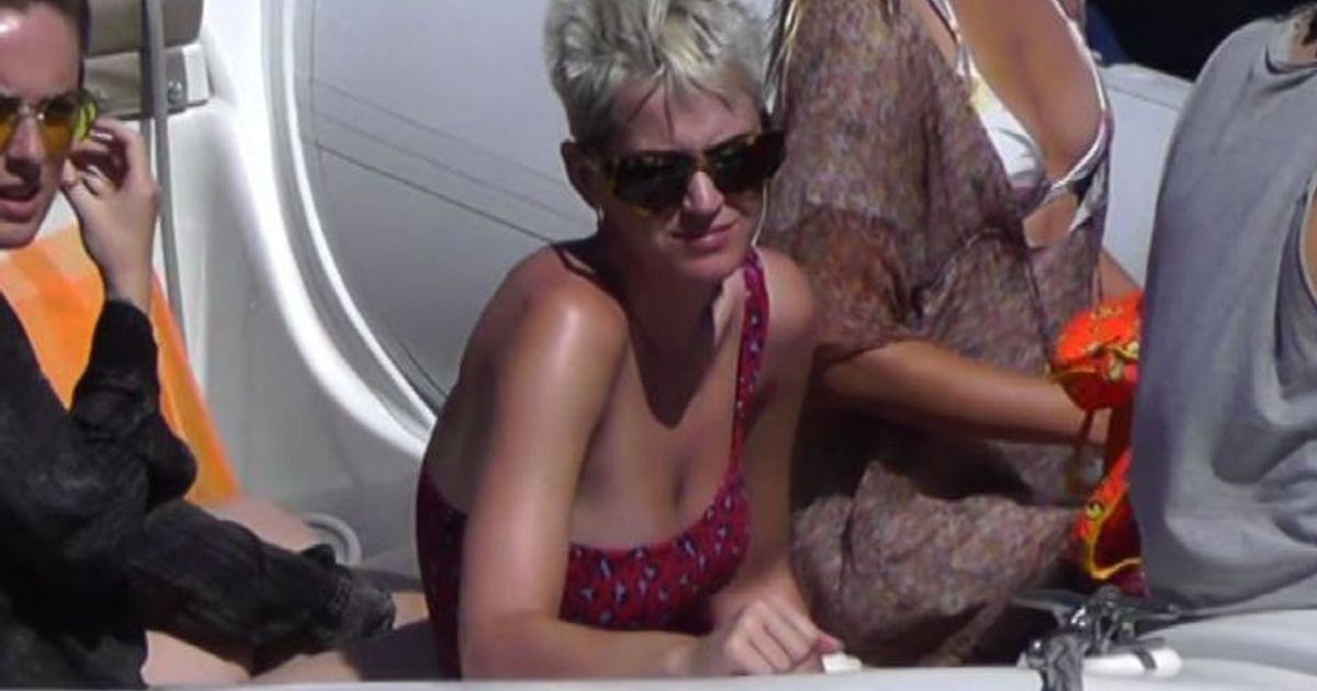 Katy Perry in vacanza a Capri visita la Grotta azzurra
