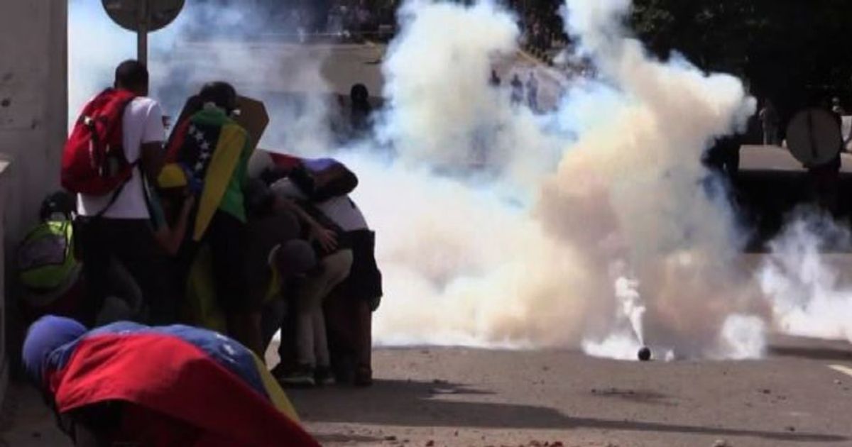 Barricate in strada in Venezuela, un ragazzo muore negli scontri