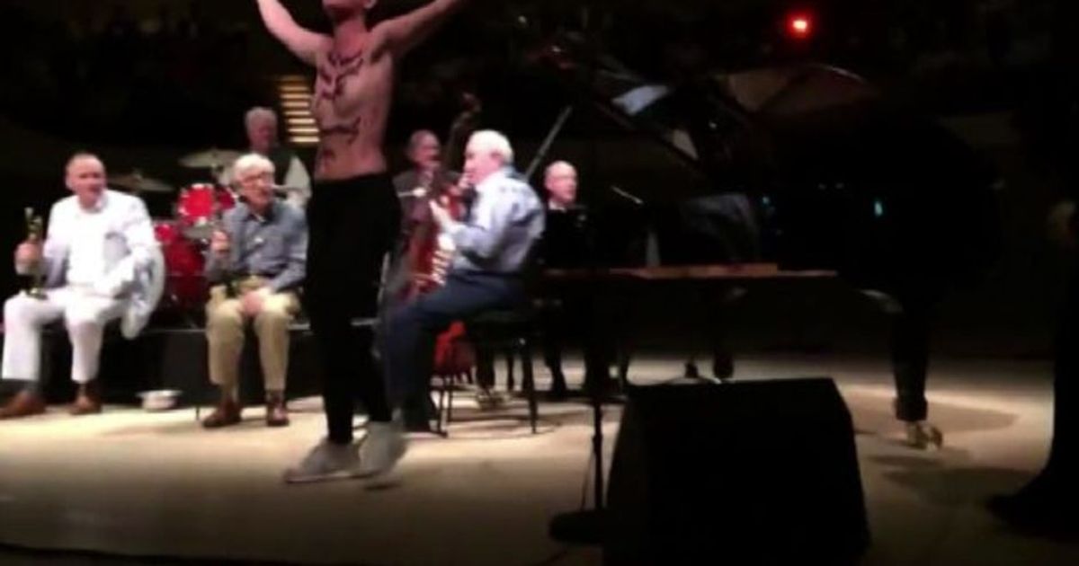 Femen in topless irrompono a concerto di Woody Allen ad Amburgo