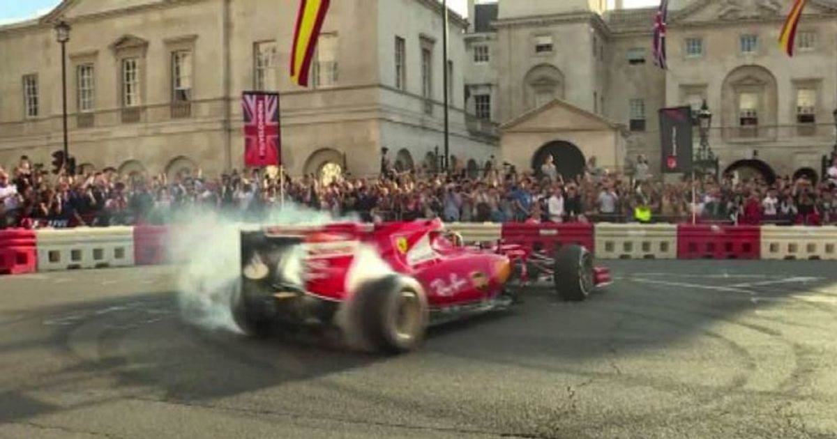 Show dei bolidi di Formula 1 per le strade del centro di Londra