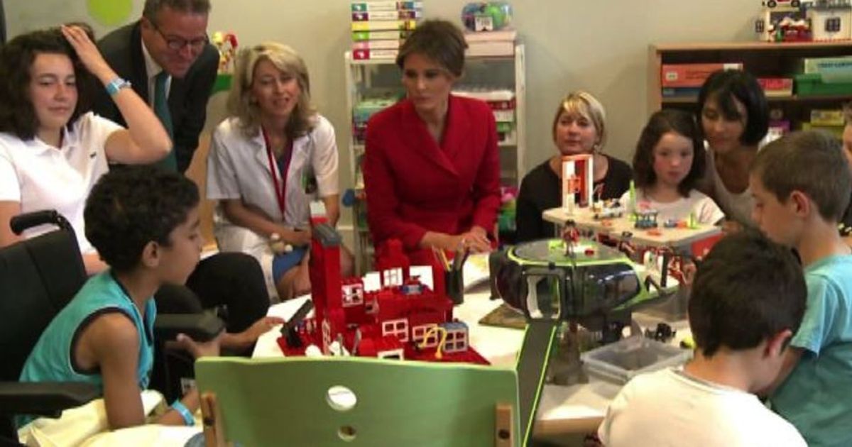 Melania Trump tra i bambini malati all’ospedale di Parigi