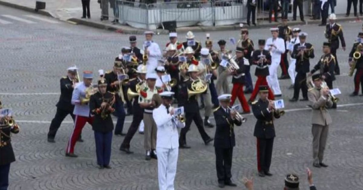 Francia, 14 luglio: la parata la banda suona brano dei Daft Punk