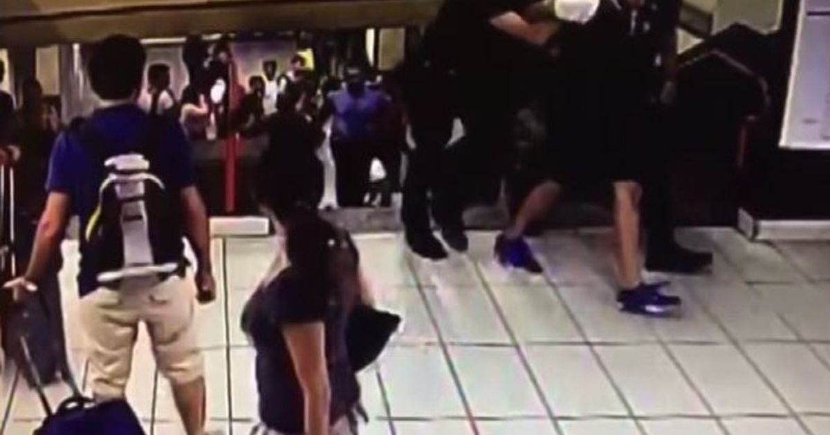 Ladro bloccato nella metro di Milano da passeggeri e Atm