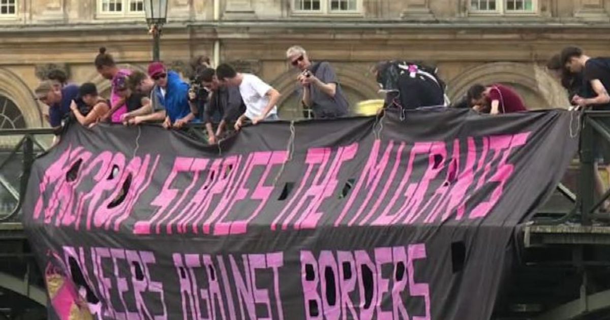 Migranti, attivisti Lgbtq protestano contro politica di Macron