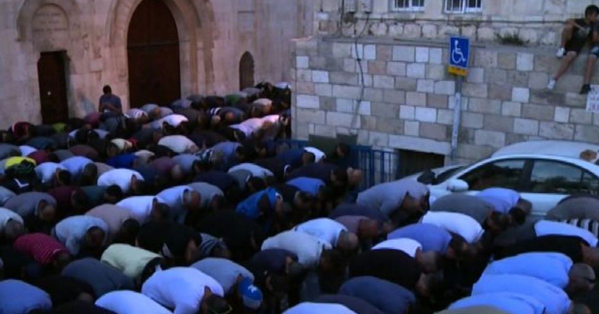 Boicottaggio moschee a Gerusalemme: centinaia pregano in strada