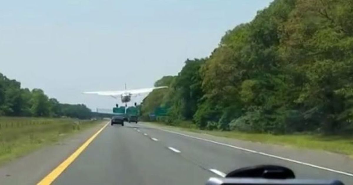 Usa, aereo da turismo atterra tra le auto in autostrada
