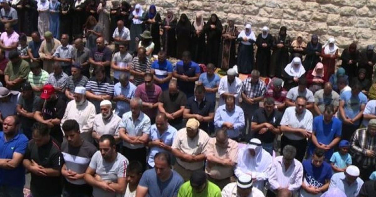 Gerusalemme, la preghiera fuori dalla Spianata per protesta