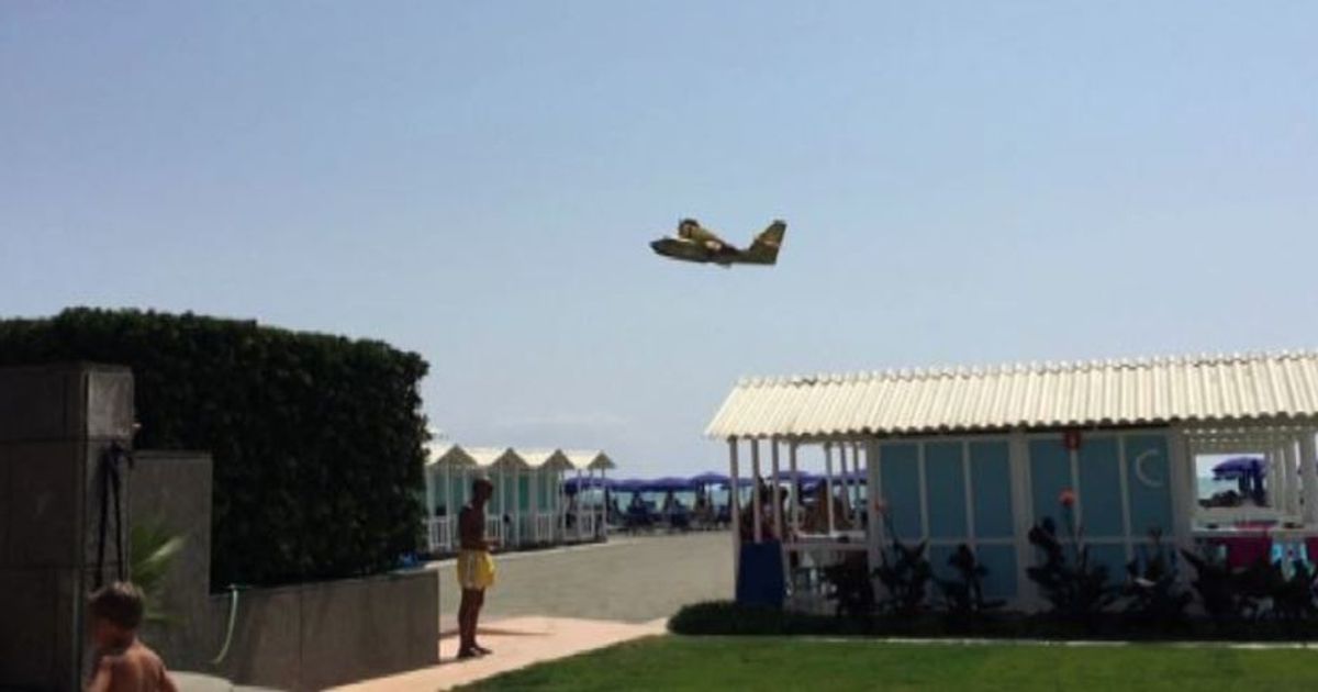 Incendi i canadair palanano sopria i bagnanti di Ostia
