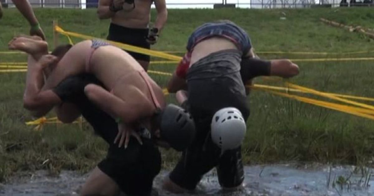 A Breslav in Bielorussia la corsa con le moglie in spalla