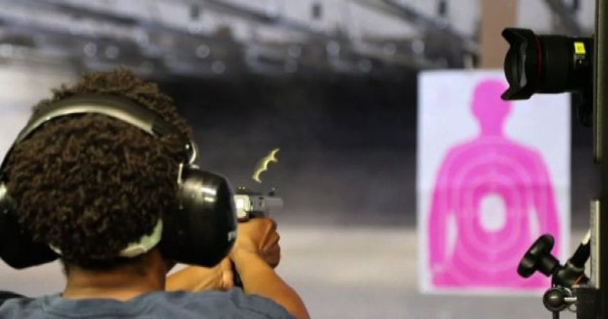 Donne d’acciaio, un club per imparare a sparare a Chicago