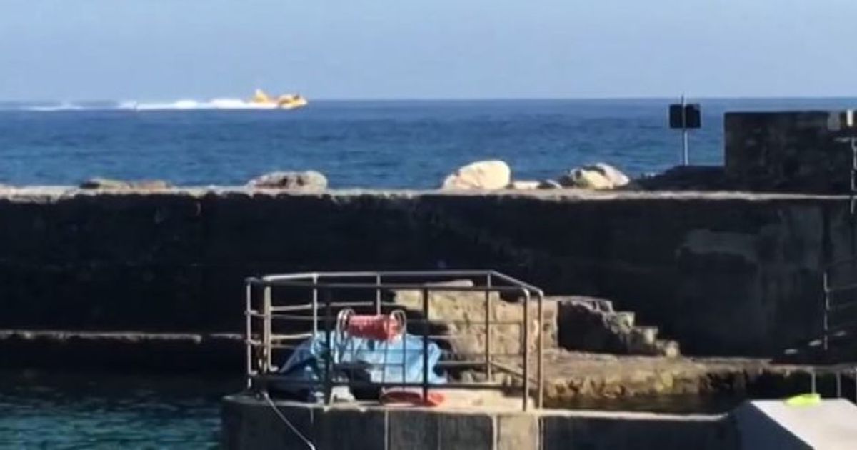Incendi, Canadair alle Cinque Terre: rifornimento tra le barche