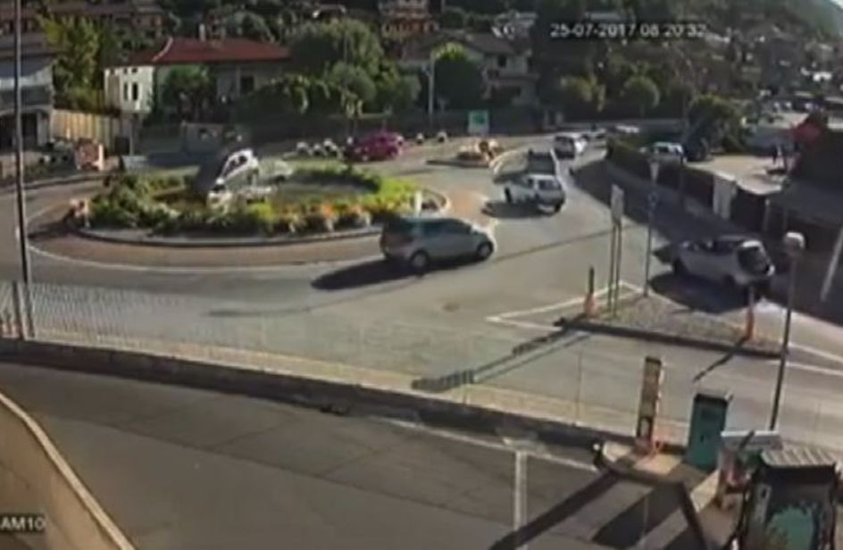 Auto senza freni finisce in una fontana a Sarnico nel Bergamasco