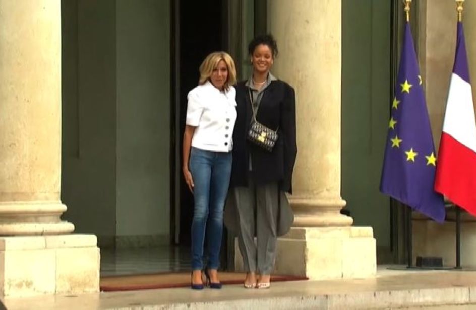 Rihanna arriva all’Eliseo ed è ricevuta da Brigitte Macron