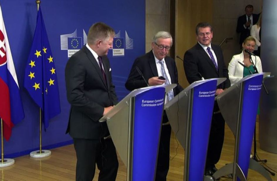 Juncker chiude il telefono senza rispondere 8220Era Merkel8221