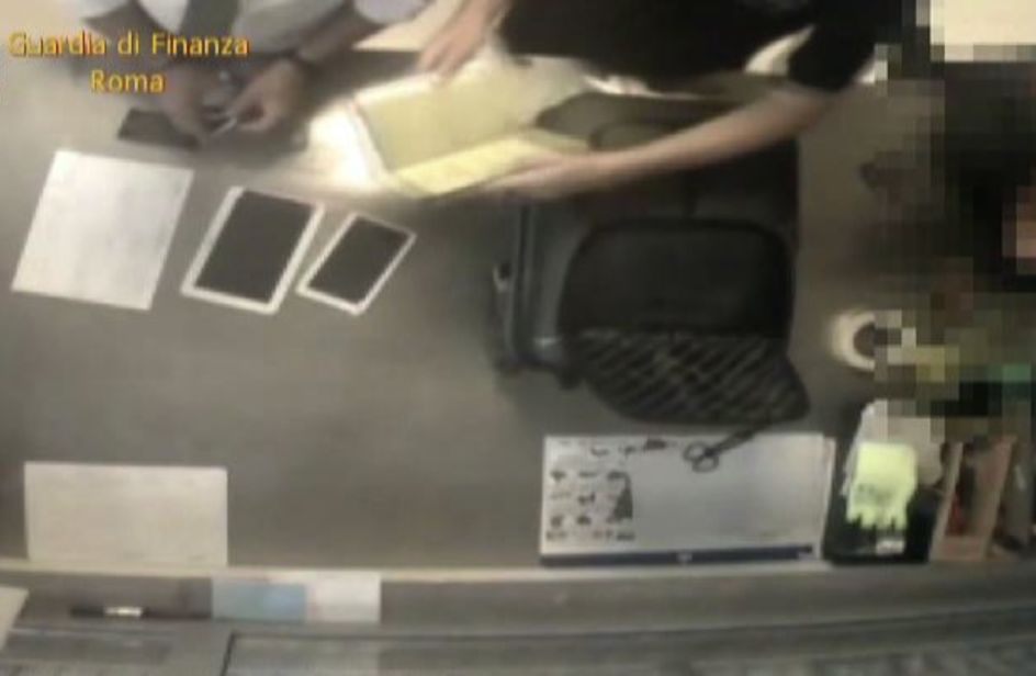 Fiumicino, 2 dipendenti rubavano tablet e smartphone dai bagagli