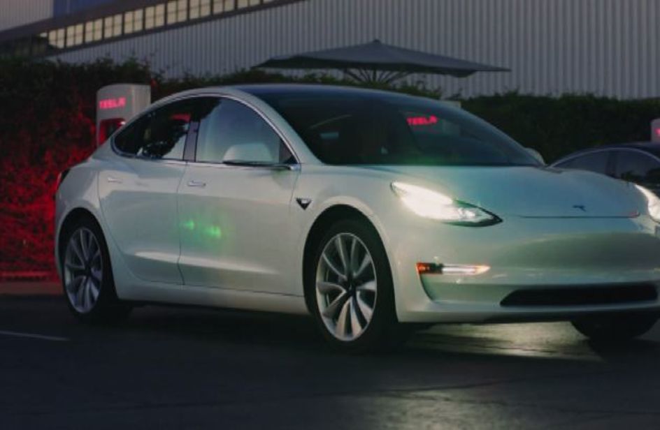 Rivoluzione in strada: Tesla consegna le prime Model 3