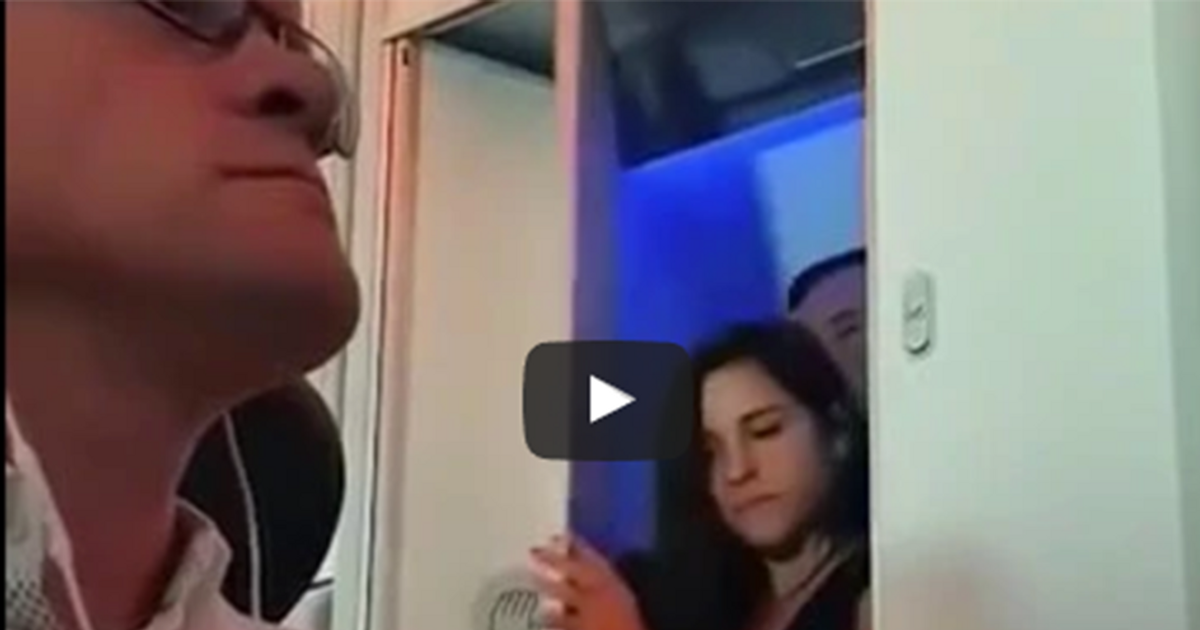 Compagnia aerea pubblica il video della coppia sorpresa nel bagno dell’aereo a…