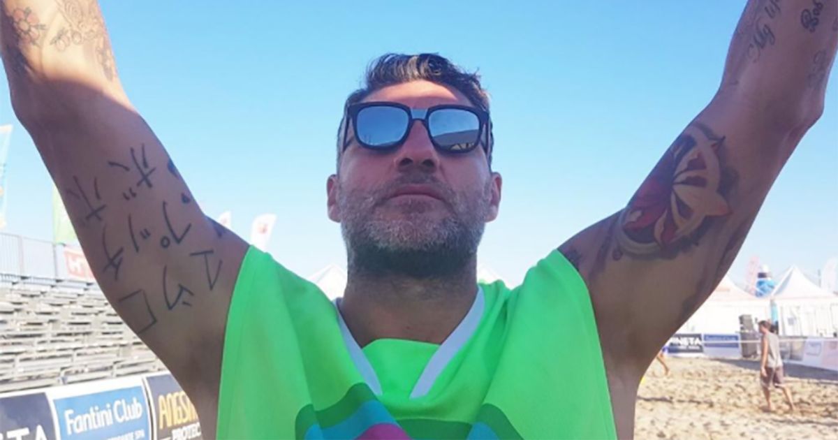 Coro in spiaggia per Pippo Inzaghi, dirige: Bobo Vieri