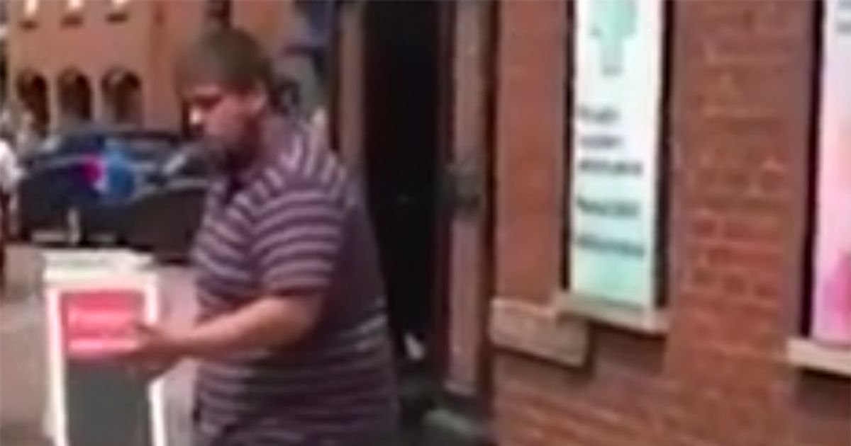 Un cantante di strada incanta i passanti