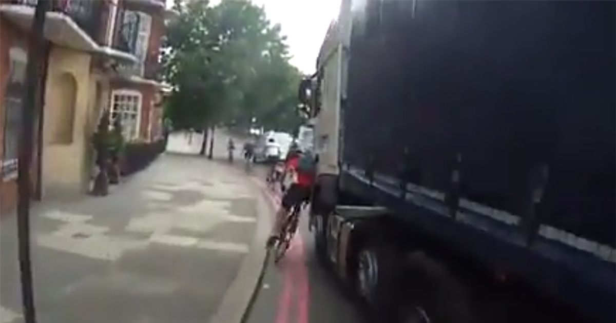 Ciclista schiacciato da un tir rimane in piedi miracolosamente