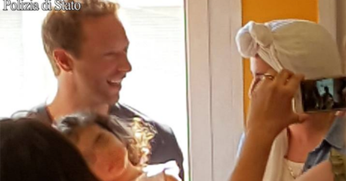 Chris Martin dei Coldplay: suona a sorpresa nella clinica per bambini a Milano