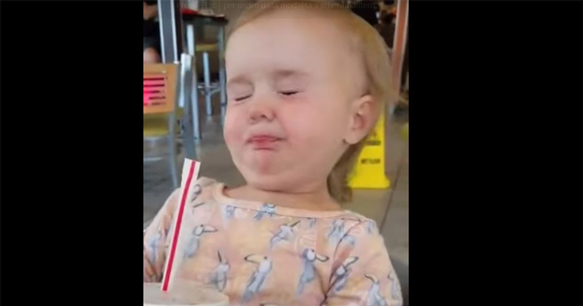 La prima volta di una bimba con la Coca Cola