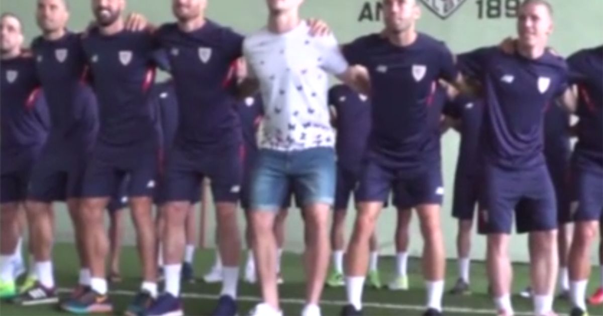 Si ammala di cancro e i compagni di squadra si rasano la testa