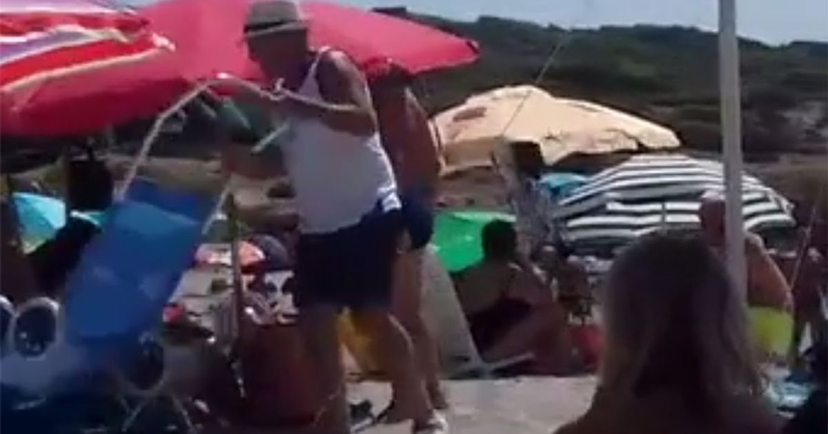 Residente contro turista irrispettosa che getta olio in mare