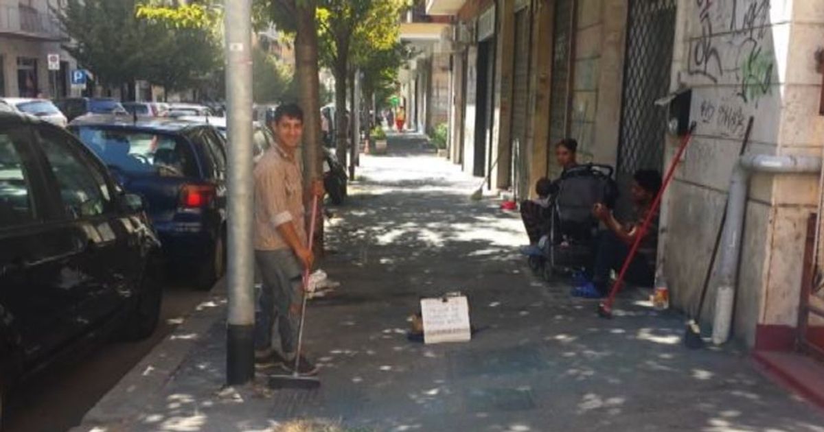 Roma anche gli zingari si mettono a pulire i marciapiedi