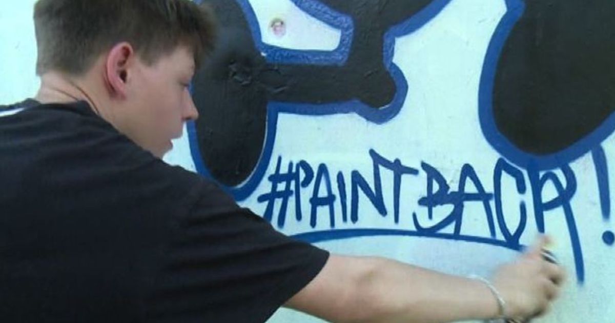 A Berlino un gruppo di giovani trasforma le svastische in arte