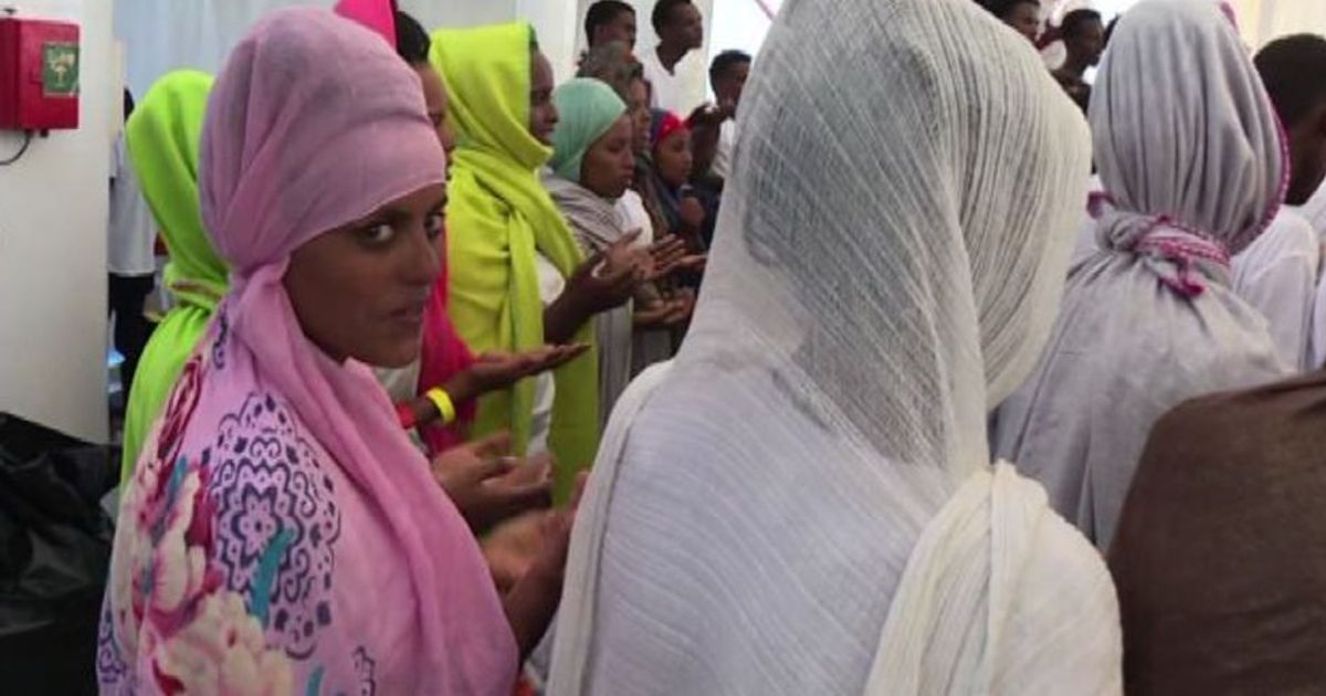 Migranti, canti e preghiere per festeggiare salvataggio in mare