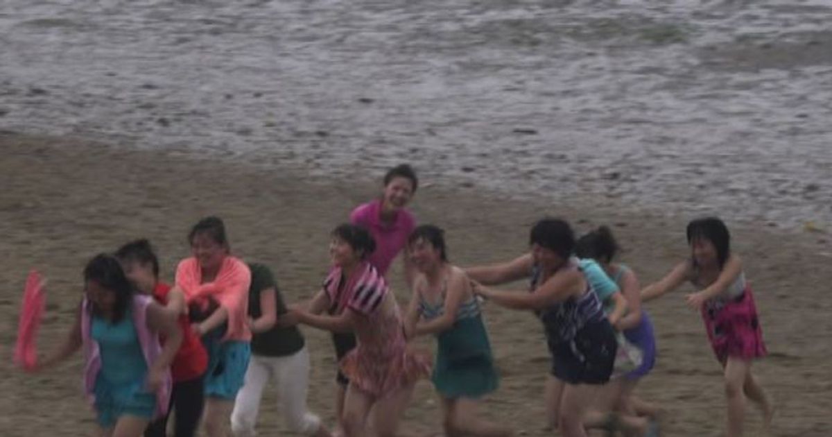 Vongole o maiale alla benzina: lo stile nord-coreano in spiaggia