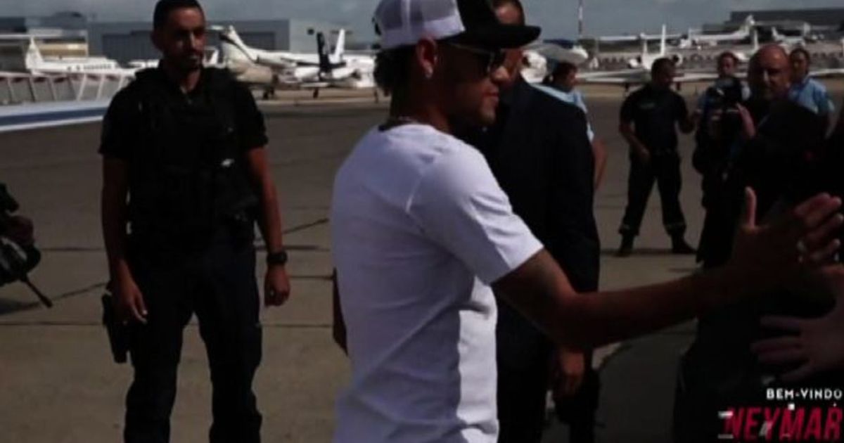 Calcio l8217arrivo di Neymar a Parigi e l8217abbraccio con Maxwell