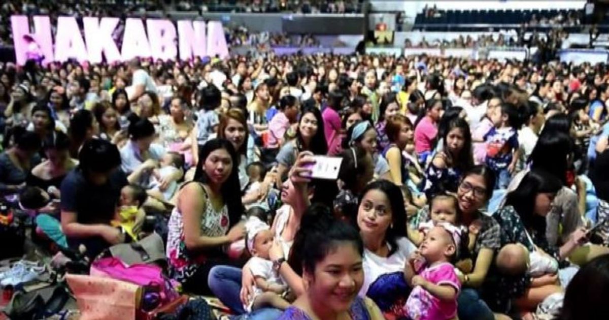 Allattamento da record nelle Filippine: raduno di 2mila madri