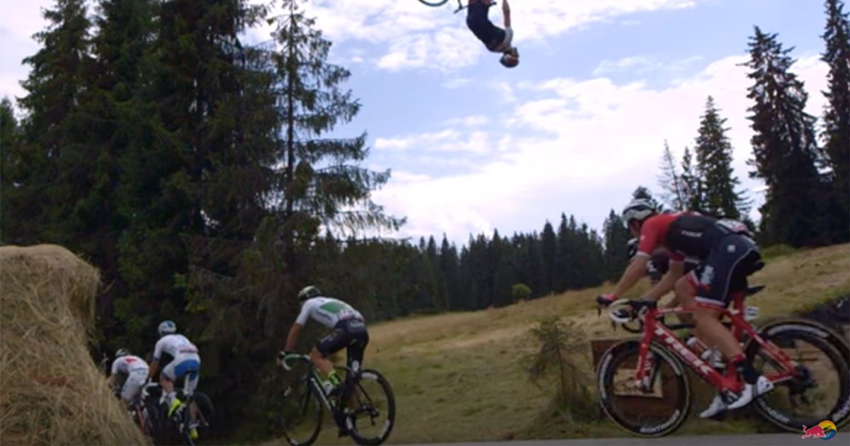Vola con la bici sui ciclisti durante la gara di ciclismo