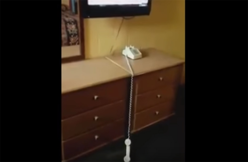 C'è un fantasma nella camera d'albergo, il video lo prova!