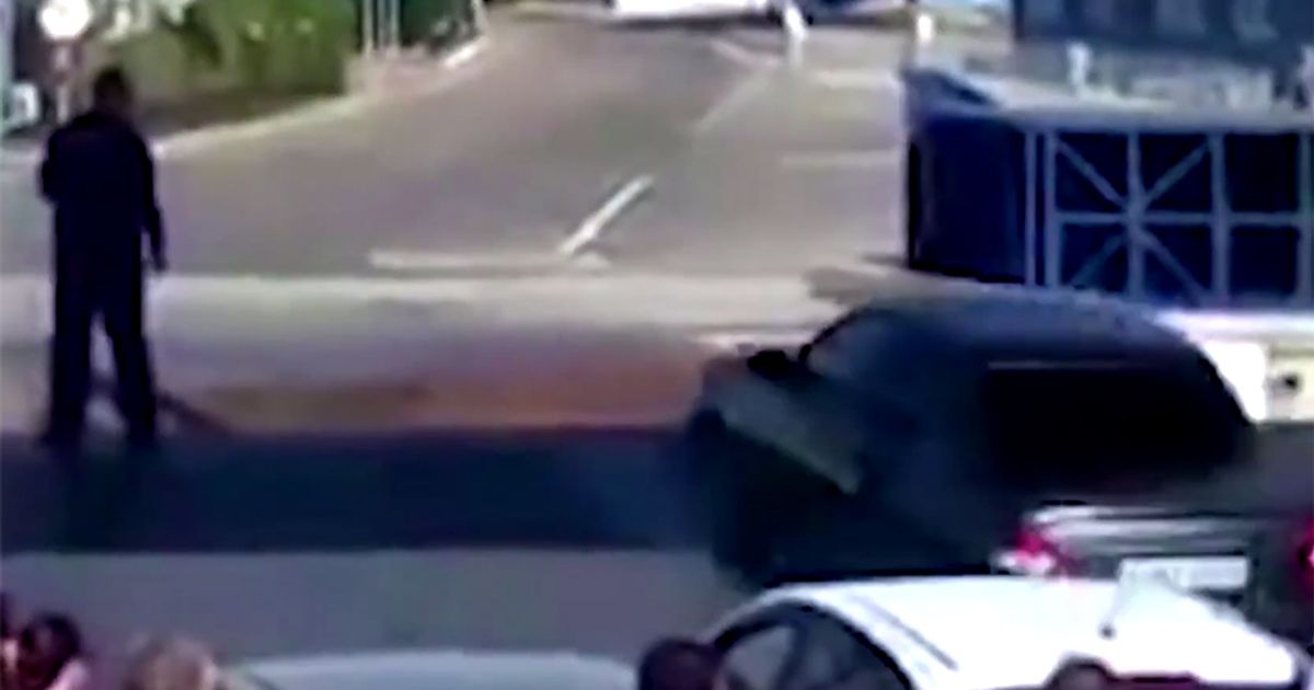 L’automobilista impaziente vuole uscire dal traghetto e finisce in mare!