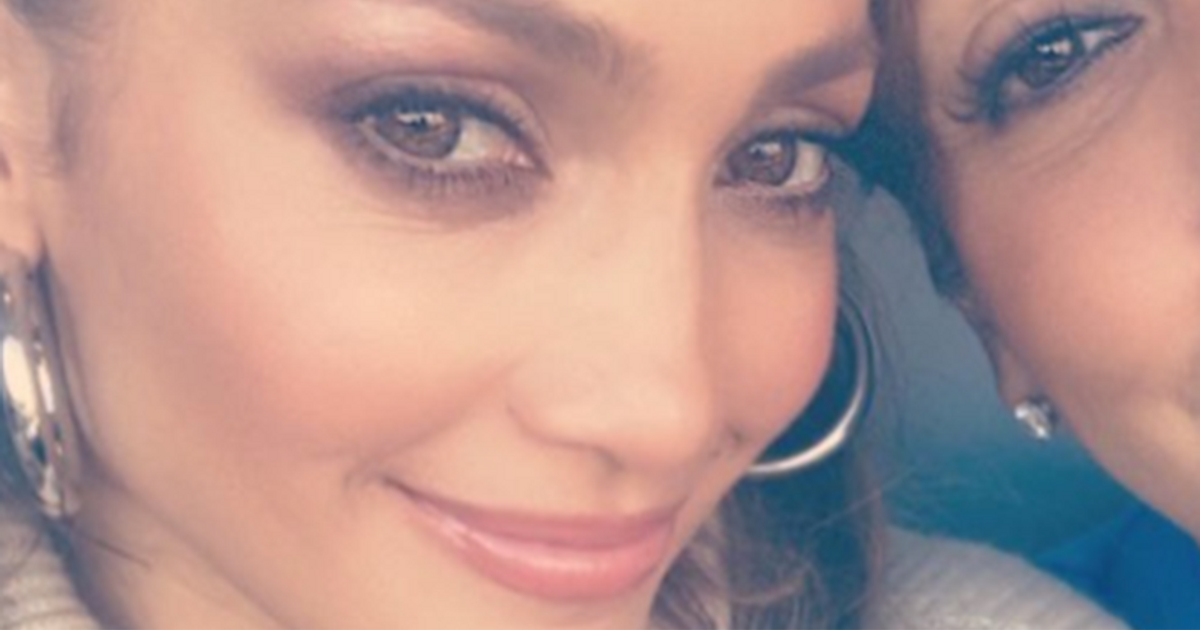 Tale madre, tale figlia? Il selfie di Jennifer Lopez con la (giovane) mamma…