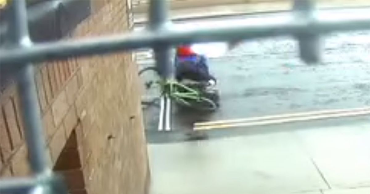Il ladro prova a rubare la bici, ma il ciclista lo placca
