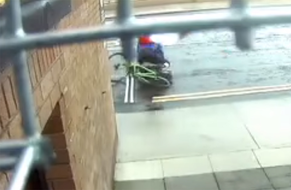 Il ladro prova a rubare la bici, ma il ciclista lo placca