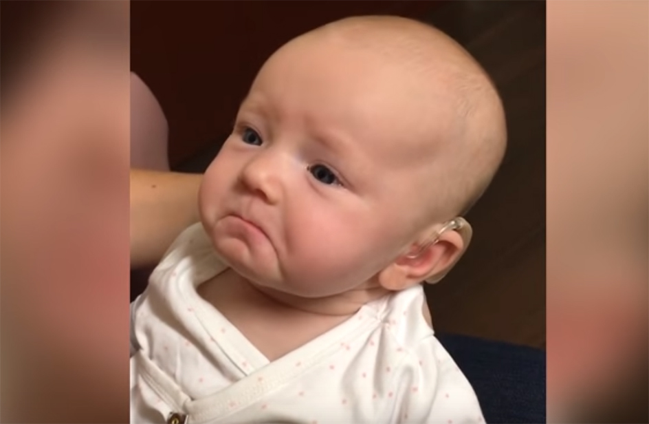 Sente la voce della mamma per la prima volta, la reazione è dolcissima