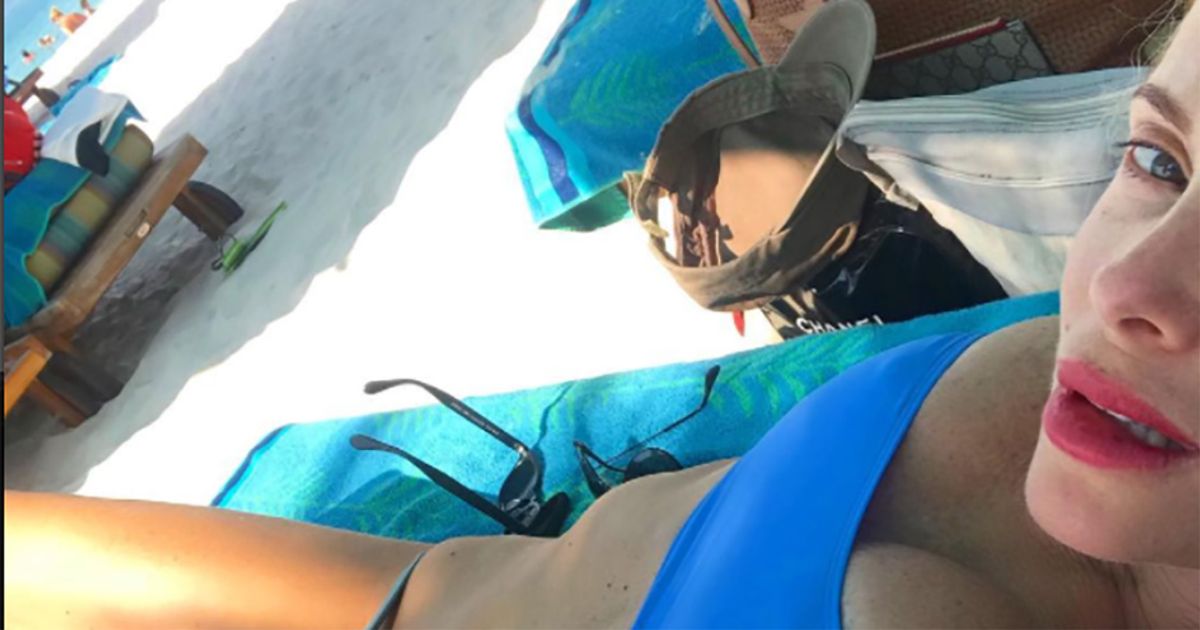 Alessia Marcuzzi troppo magra in costume, i fan insorgono