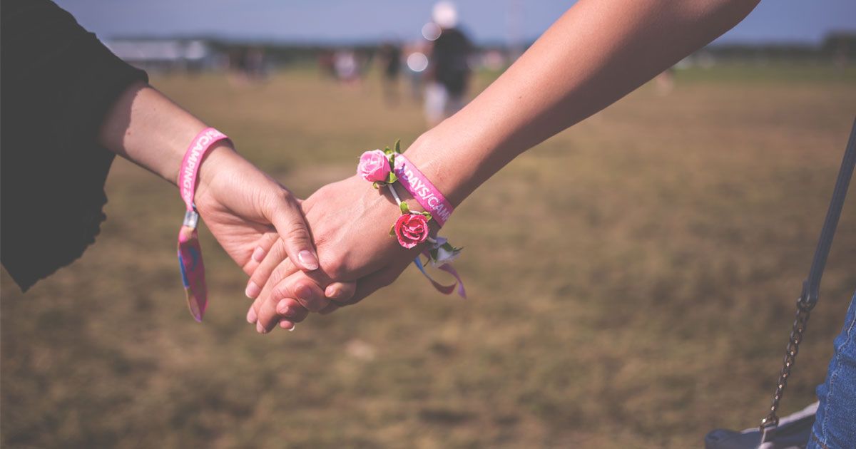 Ecco perché tenersi per mano fa bene nei momenti difficili