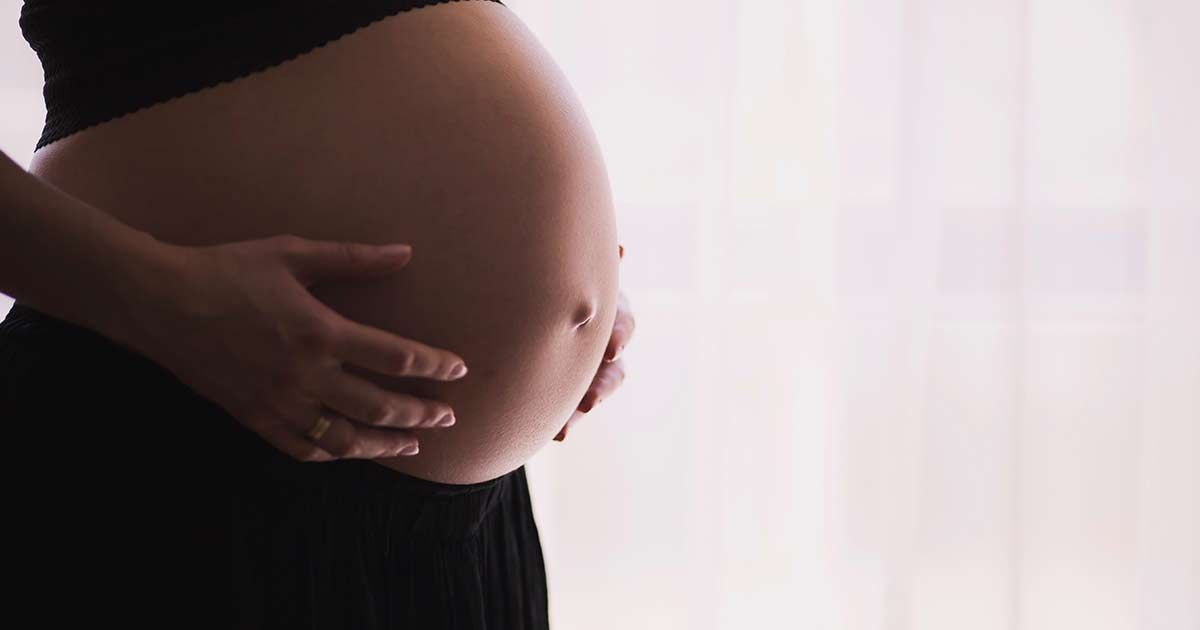 Mamma mostra le smagliature su Facebook e gli haters attaccano