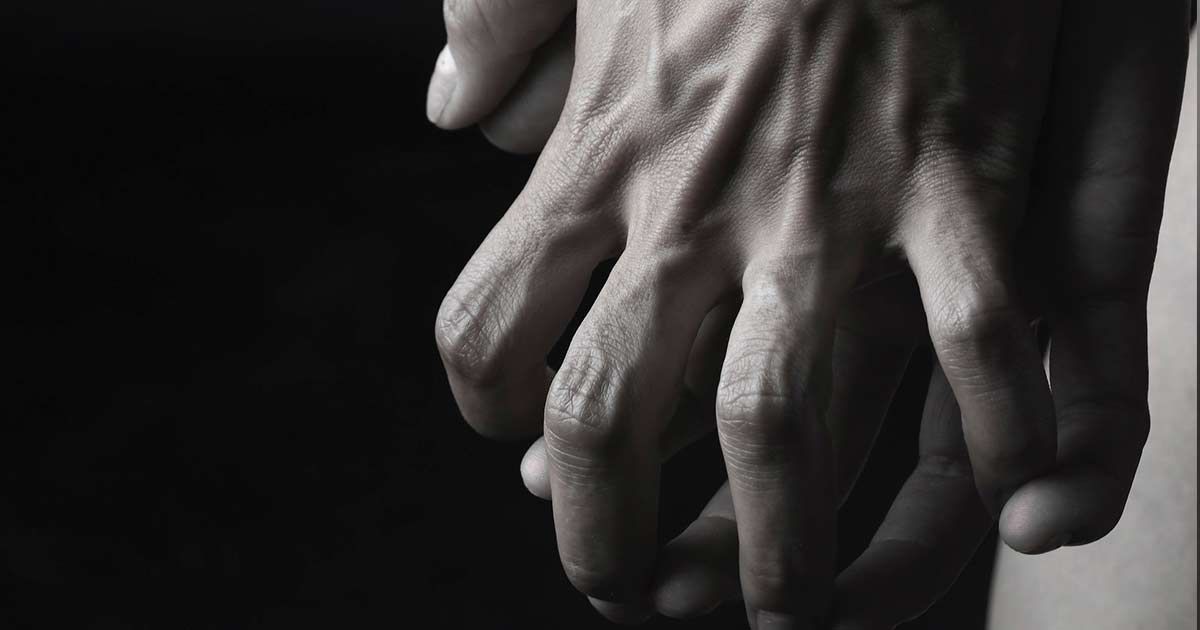 Risolto il mistero dello scrocchio delle dita: ecco cosa c’è dietro