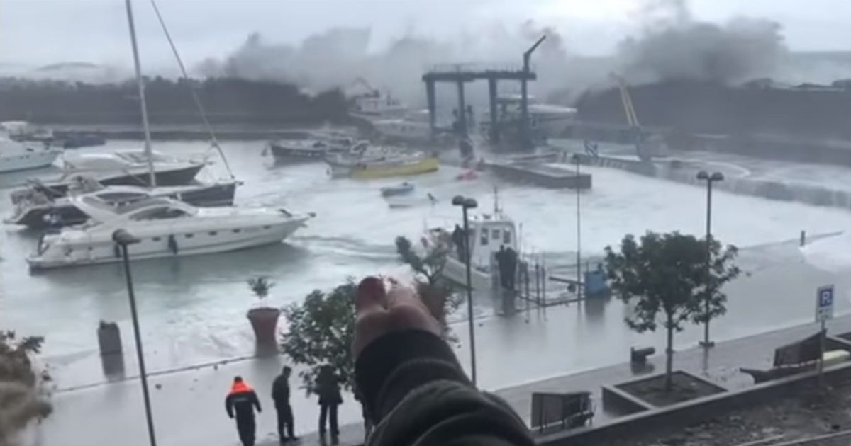 Onde sulla scogliera a Maratea per la mareggiata