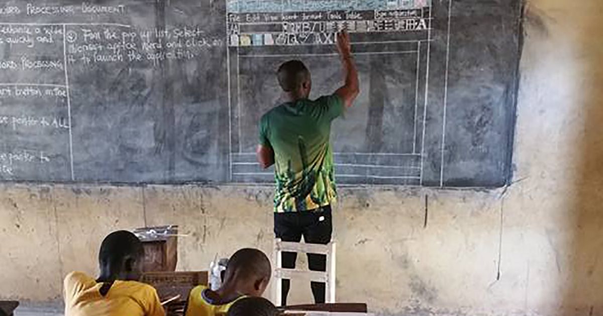 Prof del Ghana trasforma la lavagna in un documento word
