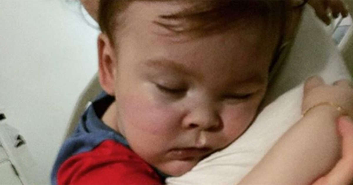 Alfie, la foto che commuove il mondo: staccato dai macchinari il bambino respirava ancora